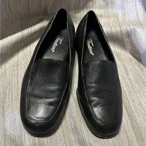 Women’s size 7m black leather Trotters slip-on loafer